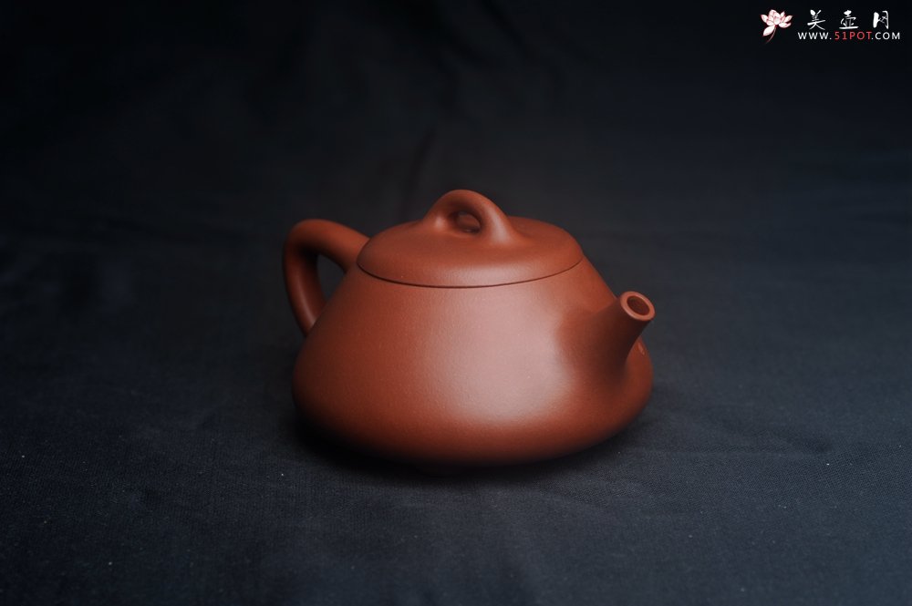 紫砂壶图片：潜力股周小培老师 老师家藏黄龙山一号井小红泥 全手工曼生石瓢 不肥而坚是以永年 - 美壶网