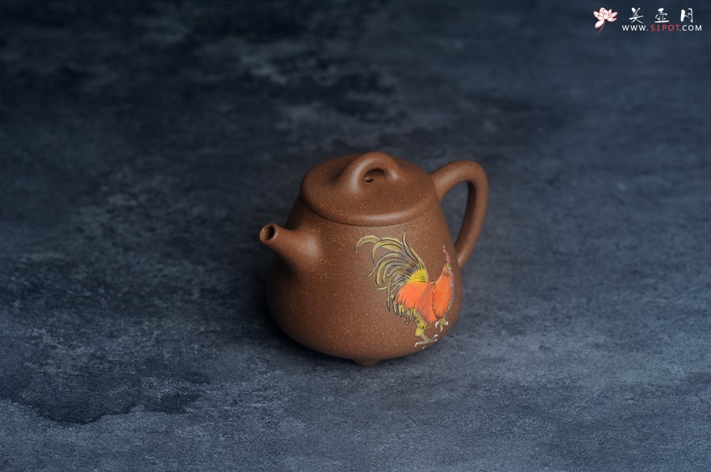 紫砂壶图片：美壶特惠 潜力股王静然 精致老段泥高石瓢 泥绘大公鸡 特吉利文气 - 美壶网