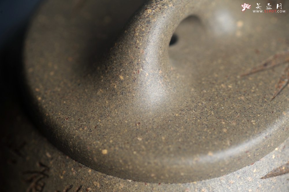 紫砂壶图片：高温四号井老青段 全手工子冶石瓢 装饰经典老子冶画面板桥竹 特有品味 期待与您结缘 - 美壶网