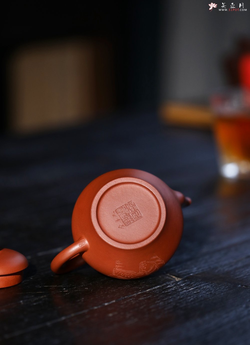 紫砂壶图片：特油润黄龙山小红泥全手工朱泥宝记经典款高虚扁壶 - 美壶网