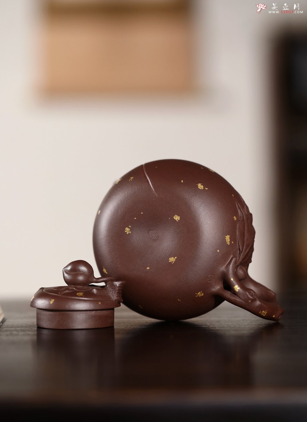 紫砂壶图片：潜力股周学学全手工洒金工艺特好文革紫泥精制寿桃壶 特费工 - 美壶网