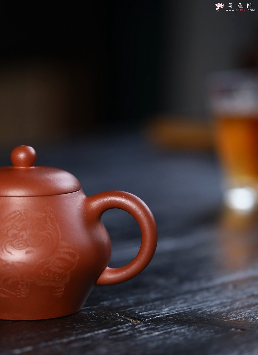 紫砂壶图片：特油润黄龙山小红泥全手工朱泥宝记经典款高虚扁壶 - 美壶网