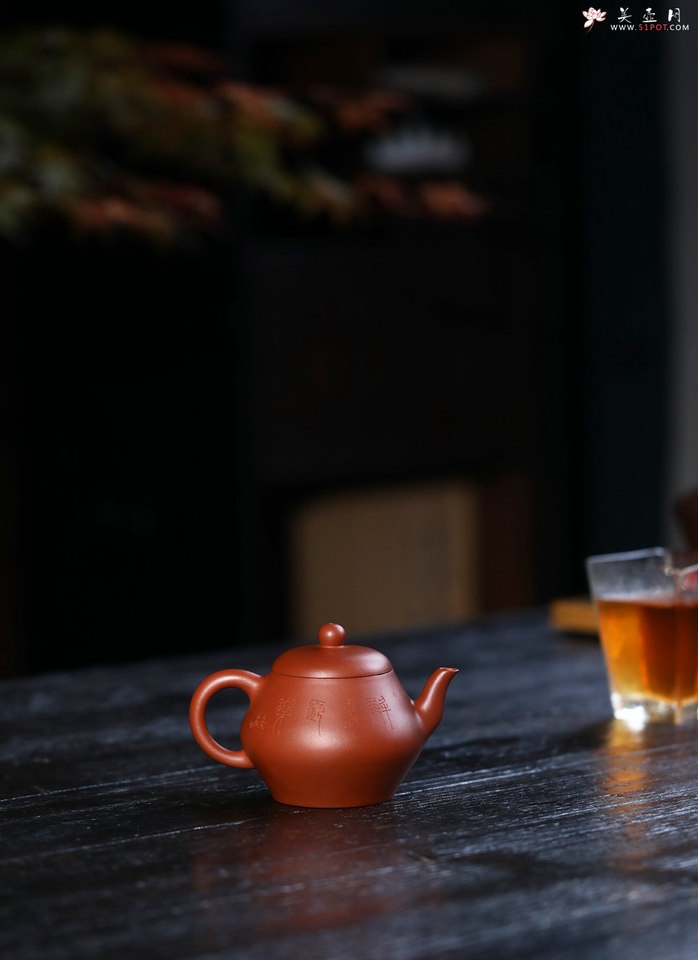 紫砂壶图片：特油润黄龙山小红泥全手工朱泥宝记经典款高虚扁壶 - 美壶网