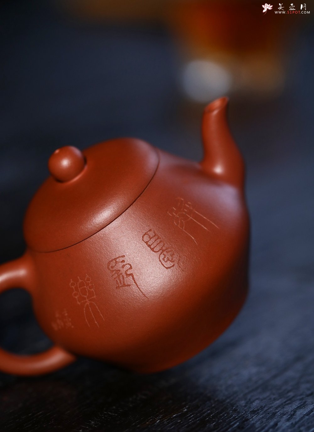 紫砂壶图片：特油润黄龙山小红泥全手工朱泥宝记经典款高虚扁壶 - 美壶网