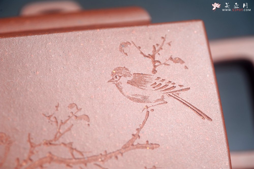 紫砂壶图片：全手工优质紫红泥精致亚明四方壶 装饰枯枝鸟图 特文气 - 美壶网