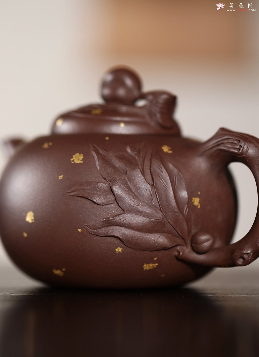 紫砂壶图片：潜力股周学学全手工洒金工艺特好文革紫泥精制寿桃壶 特费工 - 美壶网