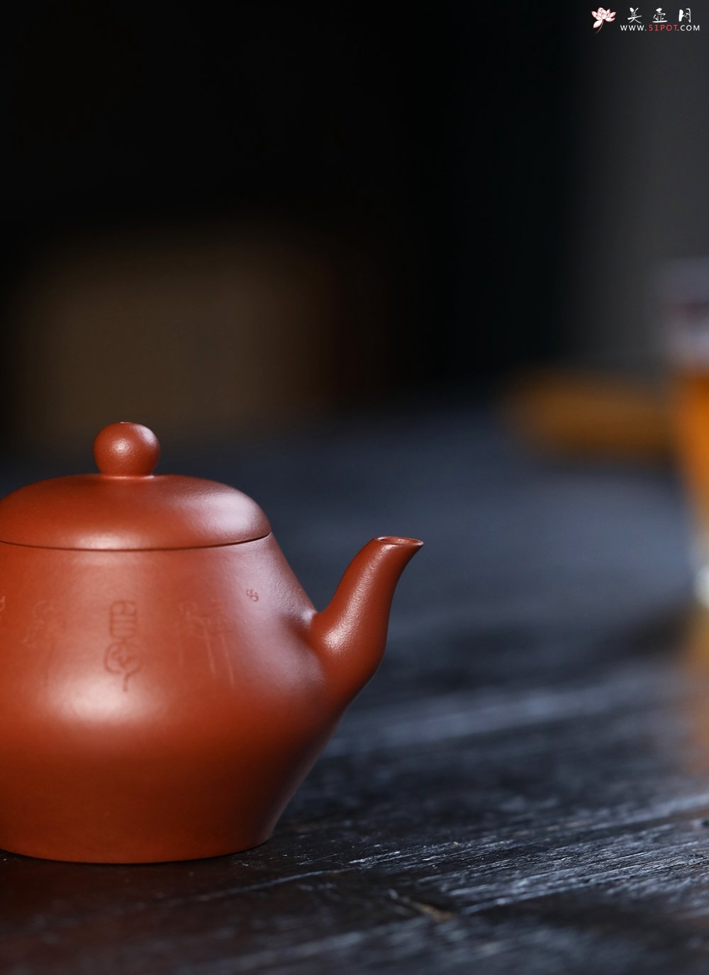 紫砂壶图片：特油润黄龙山小红泥全手工朱泥宝记经典款高虚扁壶 - 美壶网