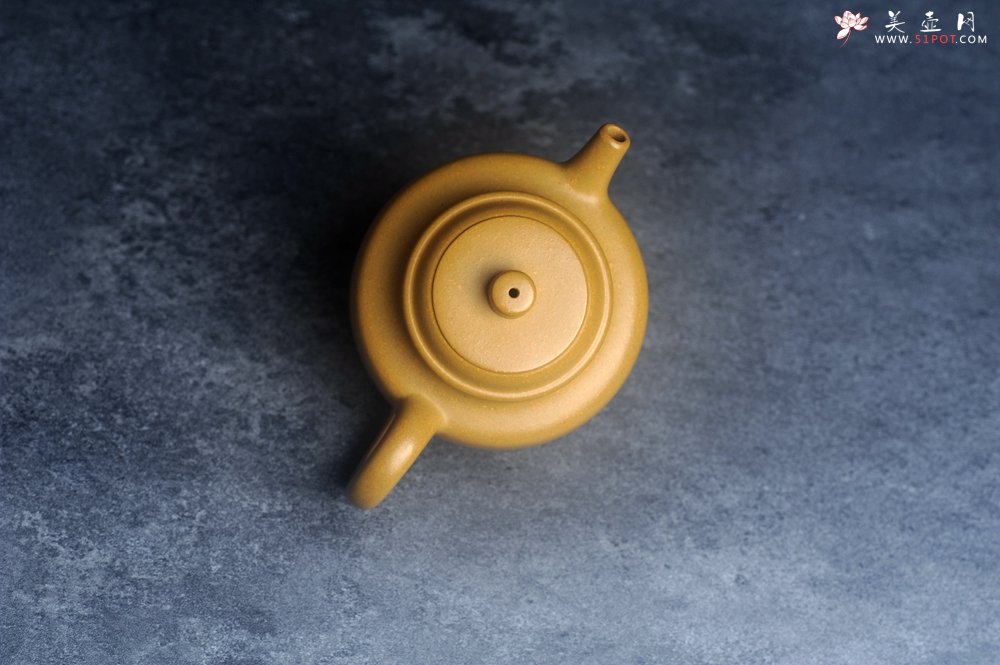 紫砂壶图片：潜力股周小培老师 特好黄金段泥全手工德中壶 - 美壶网