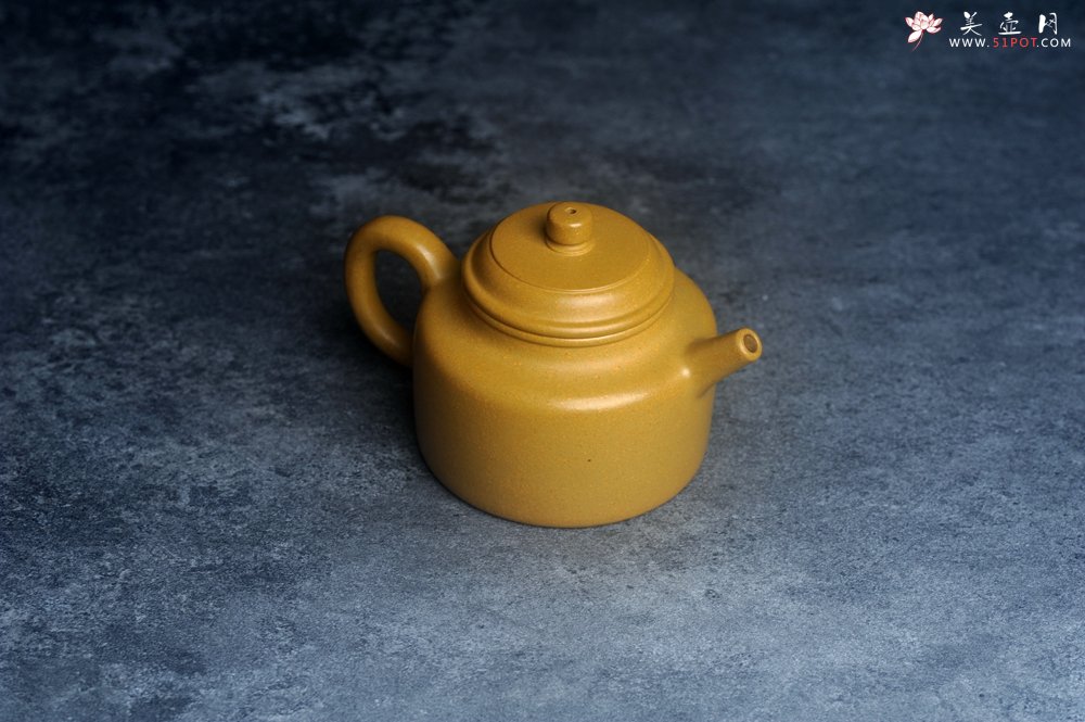 紫砂壶图片：潜力股周小培老师 特好黄金段泥全手工德中壶 - 美壶网