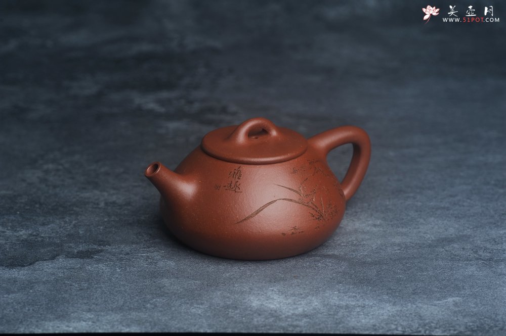 紫砂壶图片：王老师新品 庆十一特惠 全手工红降坡合瓢壶 双刀装饰兰花鸟特文气 - 美壶网