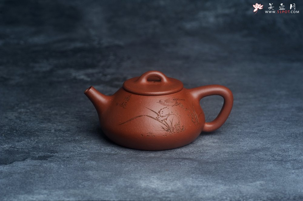 紫砂壶图片：王老师新品 庆十一特惠 全手工红降坡合瓢壶 双刀装饰兰花鸟特文气 - 美壶网