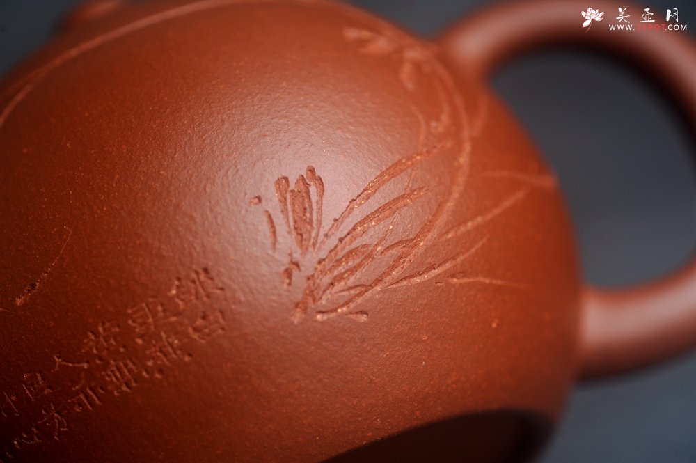 紫砂壶图片：美壶特惠 全手工优质红降坡泥西施壶 助工杨志超装饰兰花特文气 - 美壶网