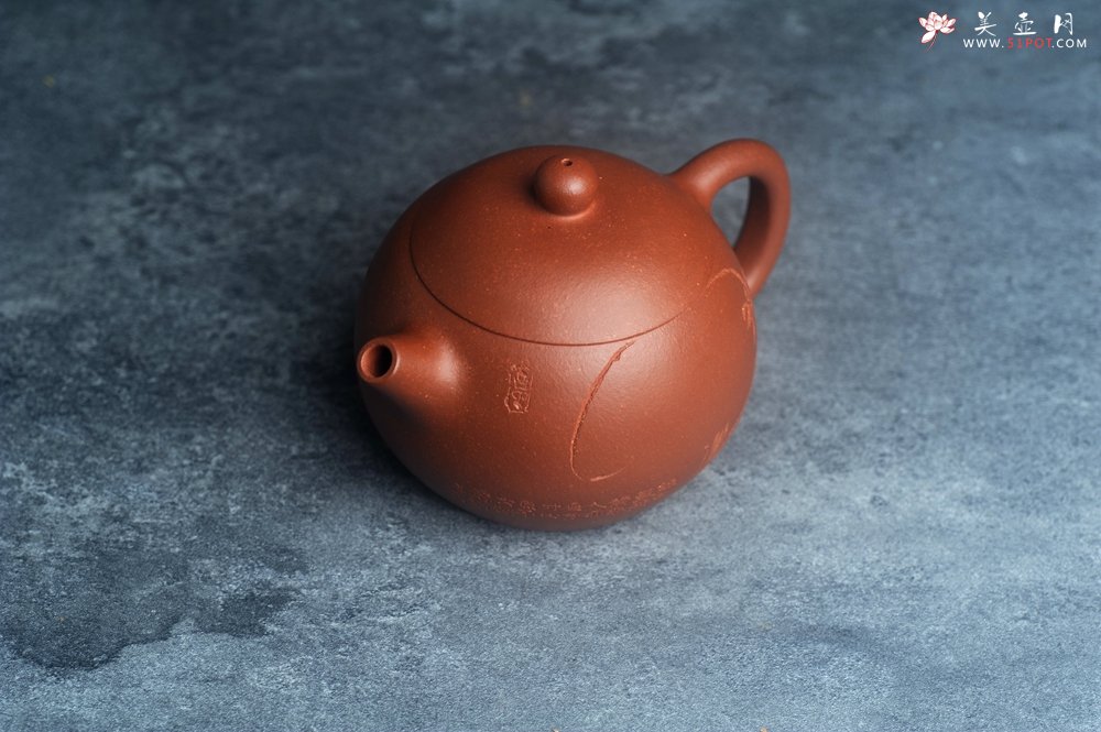 紫砂壶图片：美壶特惠 全手工优质红降坡泥西施壶 助工杨志超装饰兰花特文气 - 美壶网