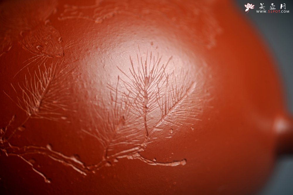 紫砂壶图片：美壶特惠紫砂壶优质朱泥扁西施壶 装饰松针松鼠 秋韵图 - 美壶网