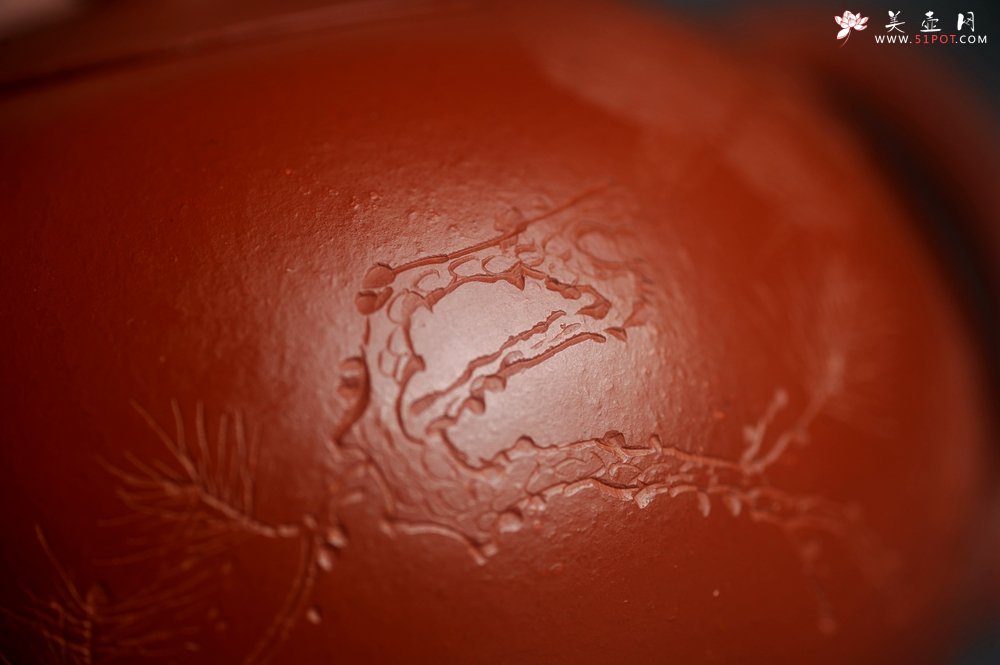 紫砂壶图片：美壶特惠紫砂壶优质朱泥扁西施壶 装饰松针松鼠 秋韵图 - 美壶网