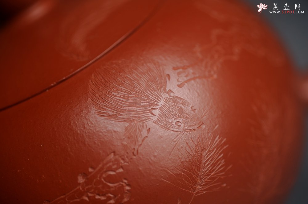 紫砂壶图片：美壶特惠紫砂壶优质朱泥扁西施壶 装饰松针松鼠 秋韵图 - 美壶网