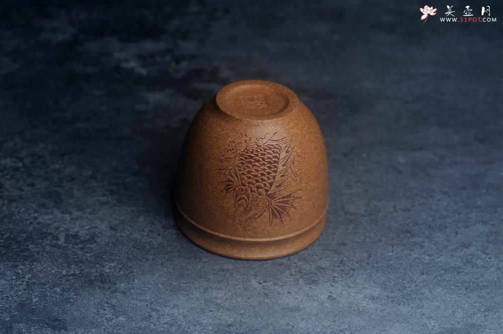 紫砂壶图片：美美杯特惠 精致好段泥主人杯 装饰鱼跃图 特有趣 - 美壶网