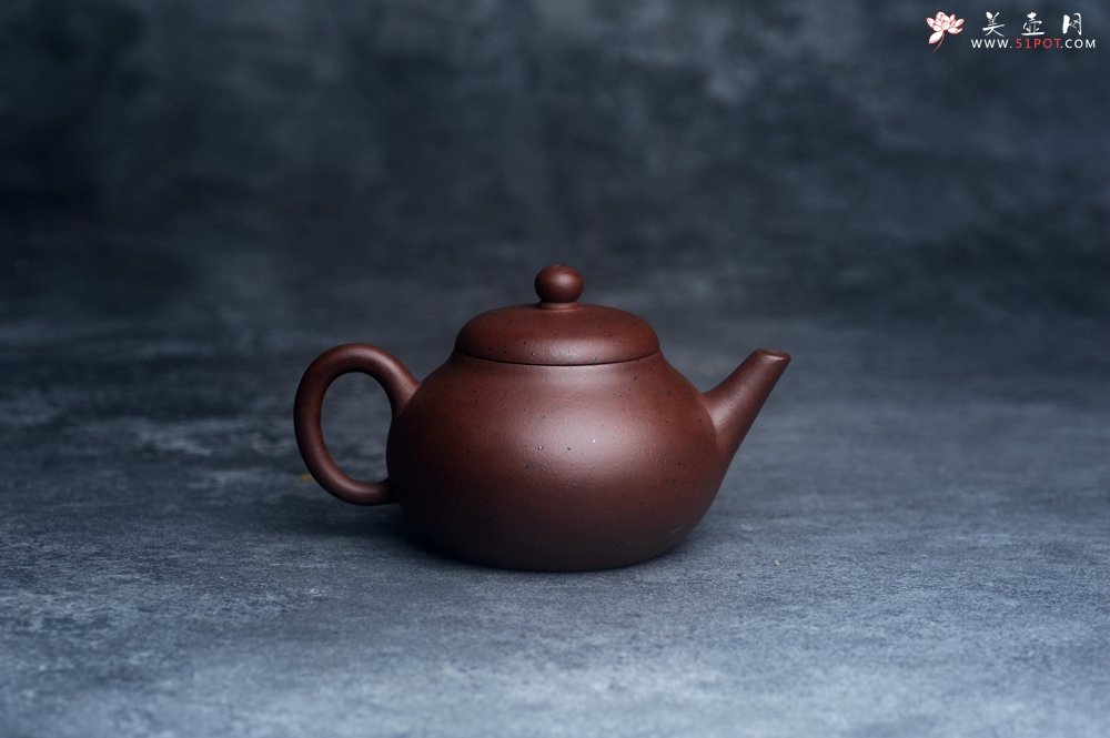 紫砂壶图片：美壶特惠 90年代铁砂老紫泥传统老工艺摹古打造 油性十足 铁质丰富 手工摹古水平壶 独孔 已加过滤网 - 美壶网