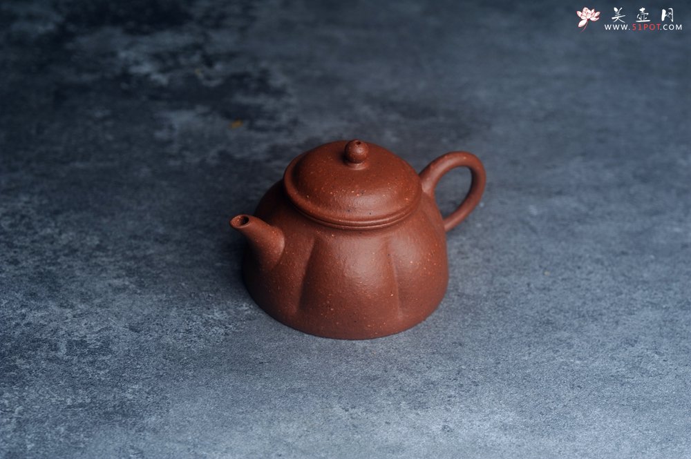 紫砂壶图片：美壶特惠 90年代老料传统老工艺摹古打造 油性十足 铁质丰富 手工摹古菊瓣壶 独孔 已加过滤网 - 美壶网