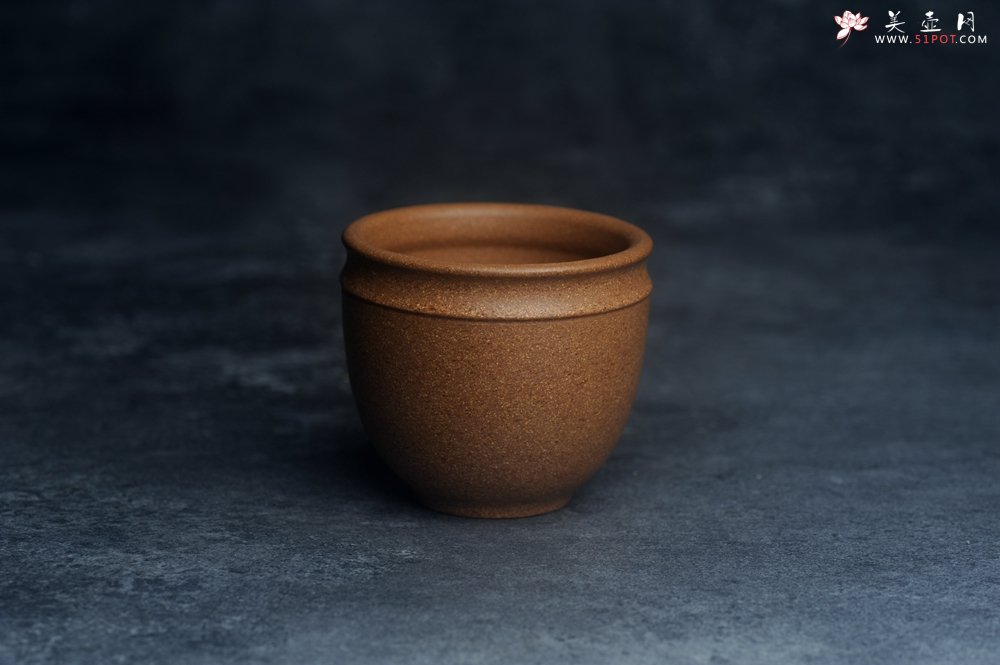 紫砂壶图片：美美杯特惠 精致好段泥主人杯 装饰鱼跃图 特有趣 - 美壶网