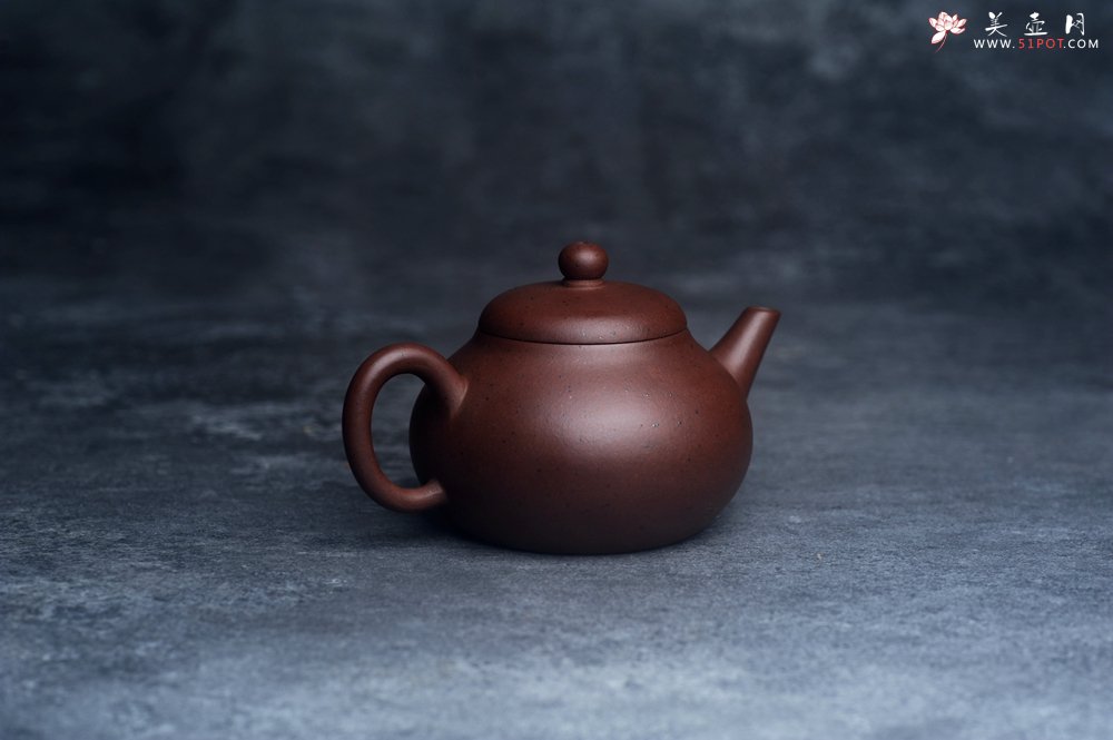 紫砂壶图片：美壶特惠 90年代铁砂老紫泥传统老工艺摹古打造 油性十足 铁质丰富 手工摹古水平壶 独孔 已加过滤网 - 美壶网