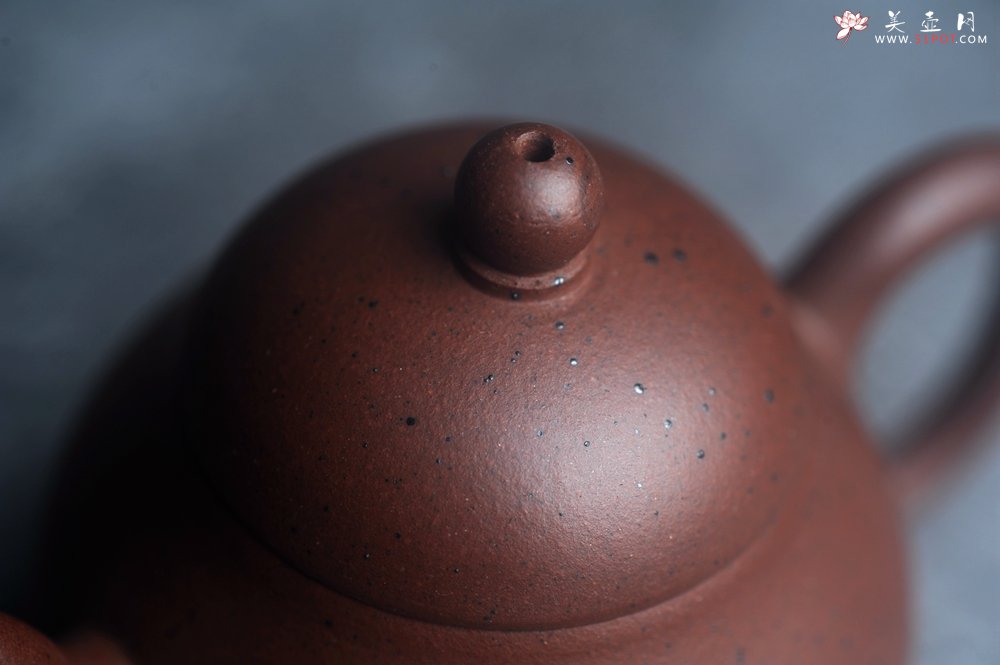 紫砂壶图片：美壶特惠 90年代铁砂老紫泥传统老工艺摹古打造 油性十足 铁质丰富 手工摹古梨形壶 独孔 已加过滤网 - 美壶网