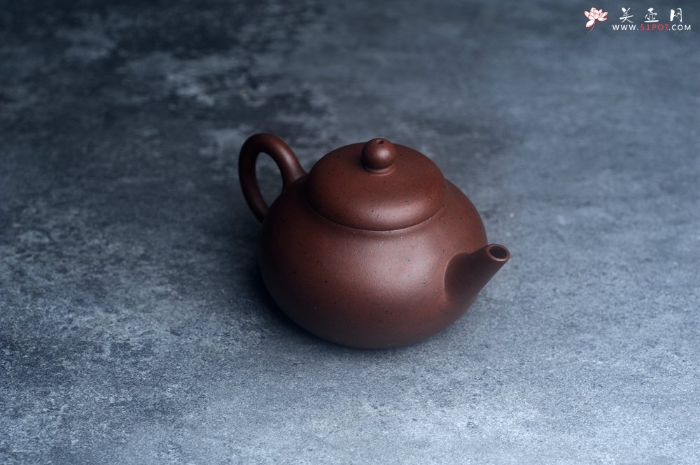 紫砂壶图片：美壶特惠 90年代铁砂老紫泥传统老工艺摹古打造 油性十足 铁质丰富 手工摹古水平壶 独孔 已加过滤网 - 美壶网