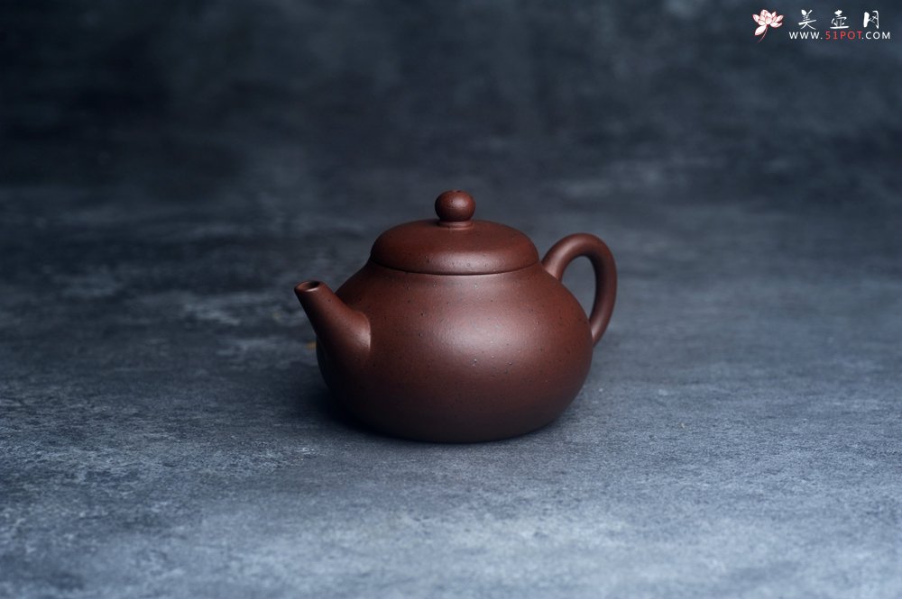 紫砂壶图片：美壶特惠 90年代铁砂老紫泥传统老工艺摹古打造 油性十足 铁质丰富 手工摹古水平壶 独孔 已加过滤网 - 美壶网