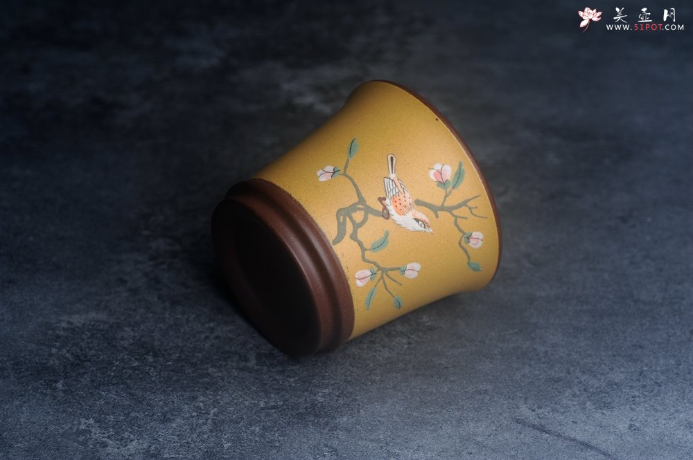 紫砂壶图片：美美杯特惠 精致花鸟紫砂杯 紫泥粉黄金段泥主人杯 茶杯 特文气 - 美壶网