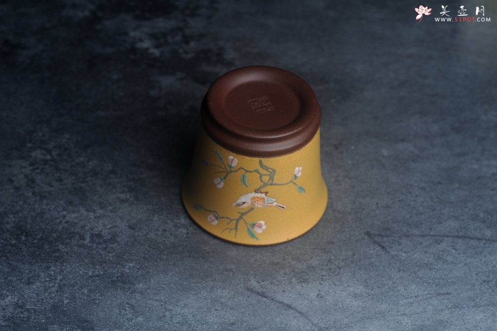 紫砂壶图片：美美杯特惠 精致花鸟紫砂杯 紫泥粉黄金段泥主人杯 茶杯 特文气 - 美壶网