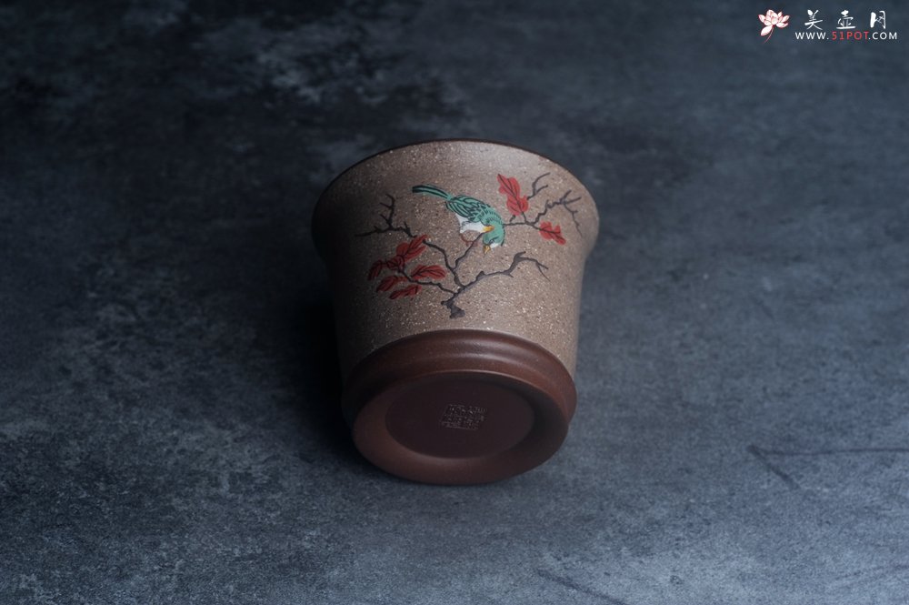 紫砂壶图片：美美杯特惠 精致花鸟紫泥粉黄金段泥主人杯 特文气 - 美壶网