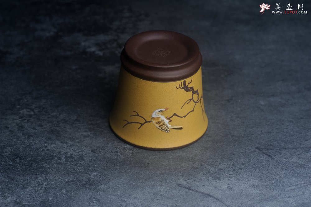 紫砂壶图片：美美杯特惠 精致枯枝鸟紫泥粉黄金段泥主人杯 特文气 - 美壶网