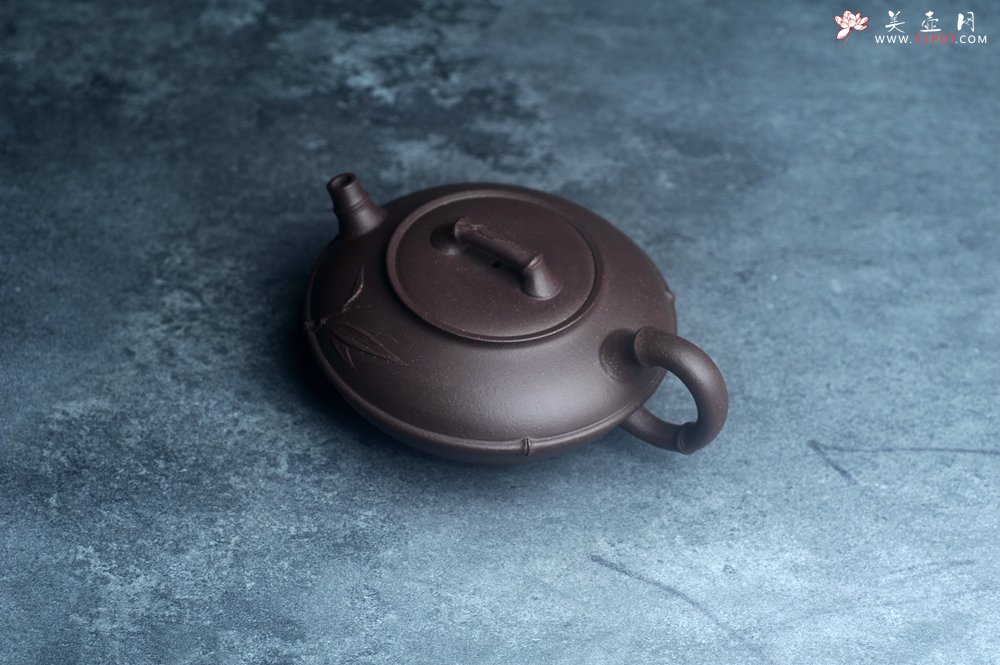 紫砂壶图片：美壶特惠 精致紫泥竹扁壶 茶人醉爱 - 美壶网