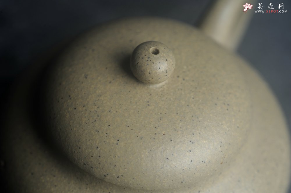 紫砂壶图片：美壶特惠 特好本山绿泥全手工三足水平壶 装饰梅花特文气 - 美壶网