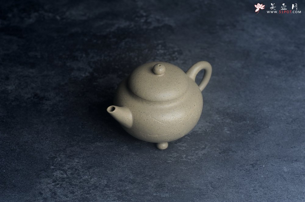 紫砂壶图片：美壶特惠 特好本山绿泥全手工三足水平壶 装饰梅花特文气 - 美壶网
