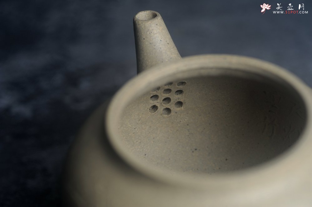 紫砂壶图片：美壶特惠 特好本山绿泥全手工三足水平壶 装饰梅花特文气 - 美壶网