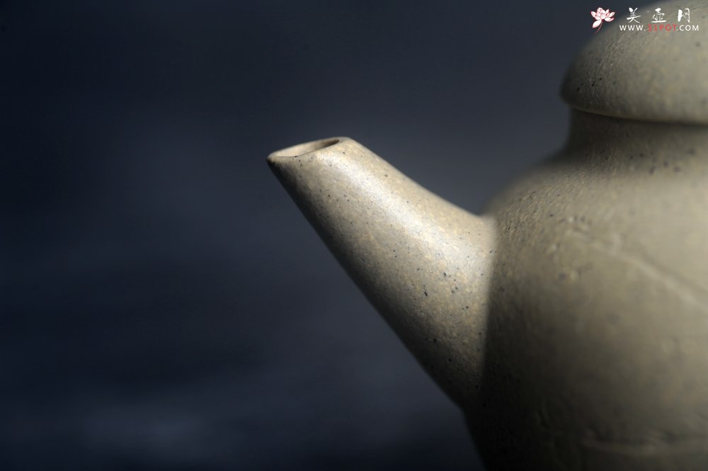 紫砂壶图片：美壶特惠 特好本山绿泥全手工三足水平壶 装饰梅花特文气 - 美壶网