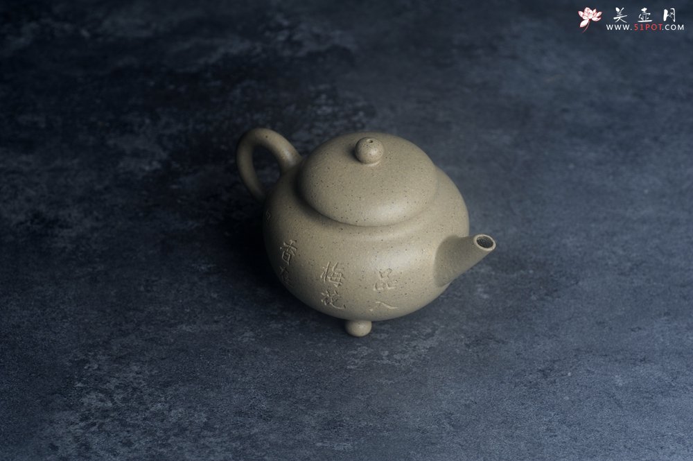 紫砂壶图片：美壶特惠 特好本山绿泥全手工三足水平壶 装饰梅花特文气 - 美壶网