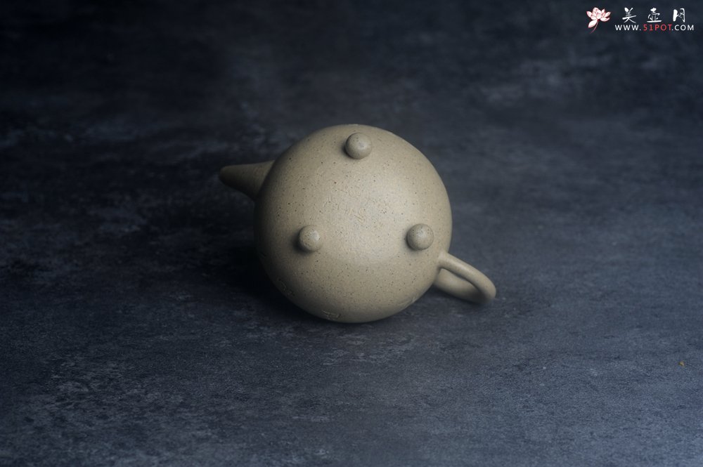 紫砂壶图片：美壶特惠 特好本山绿泥全手工三足水平壶 装饰梅花特文气 - 美壶网