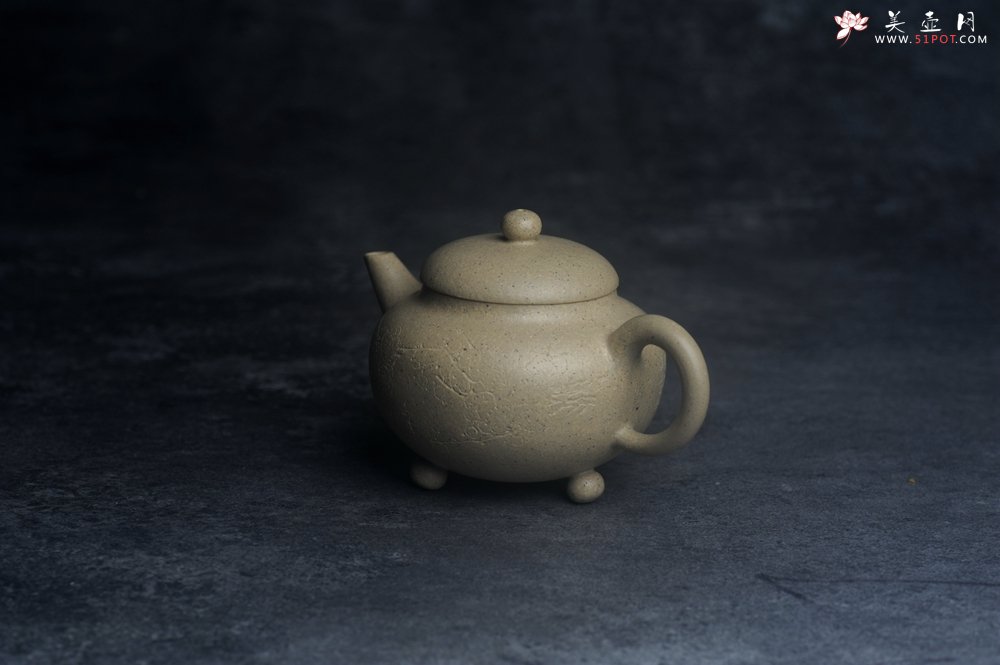 紫砂壶图片：美壶特惠 特好本山绿泥全手工三足水平壶 装饰梅花特文气 - 美壶网