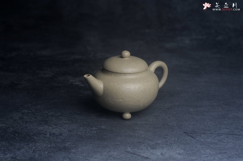 紫砂壶图片：美壶特惠 特好本山绿泥全手工三足水平壶 装饰梅花特文气 - 美壶网