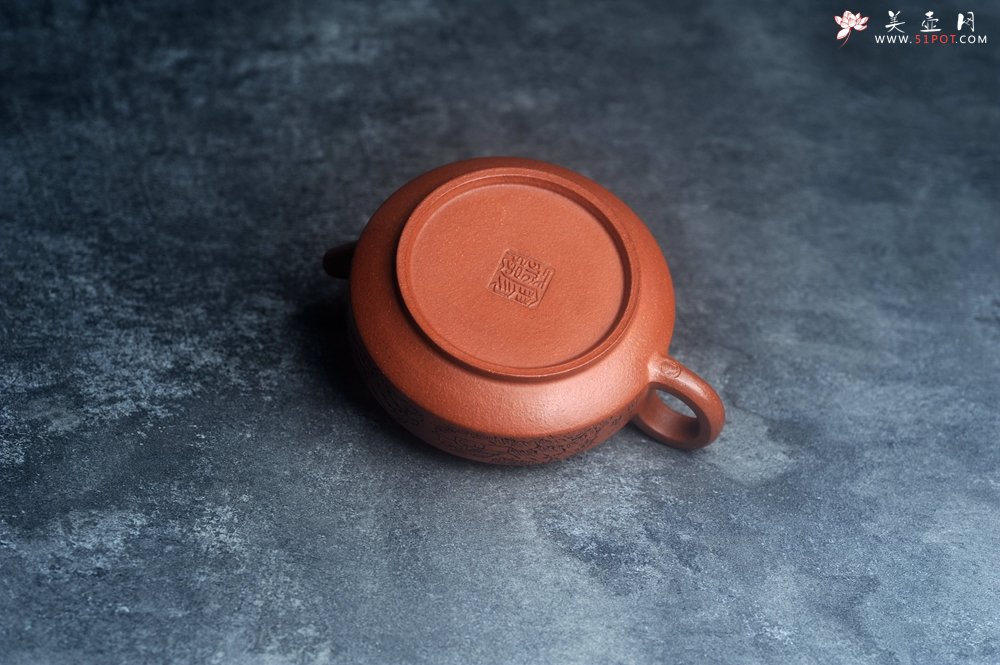 紫砂壶图片：美壶特惠 精致特好降坡泥周盘壶 装饰山水 特文气 - 美壶网