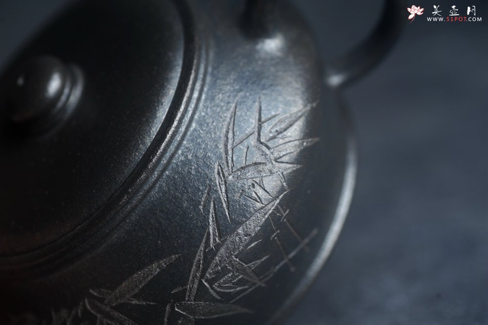 紫砂壶图片：美壶特惠 精品柴烧青灰泥卡盖虚扁紫砂壶刻竹特文气 - 美壶网