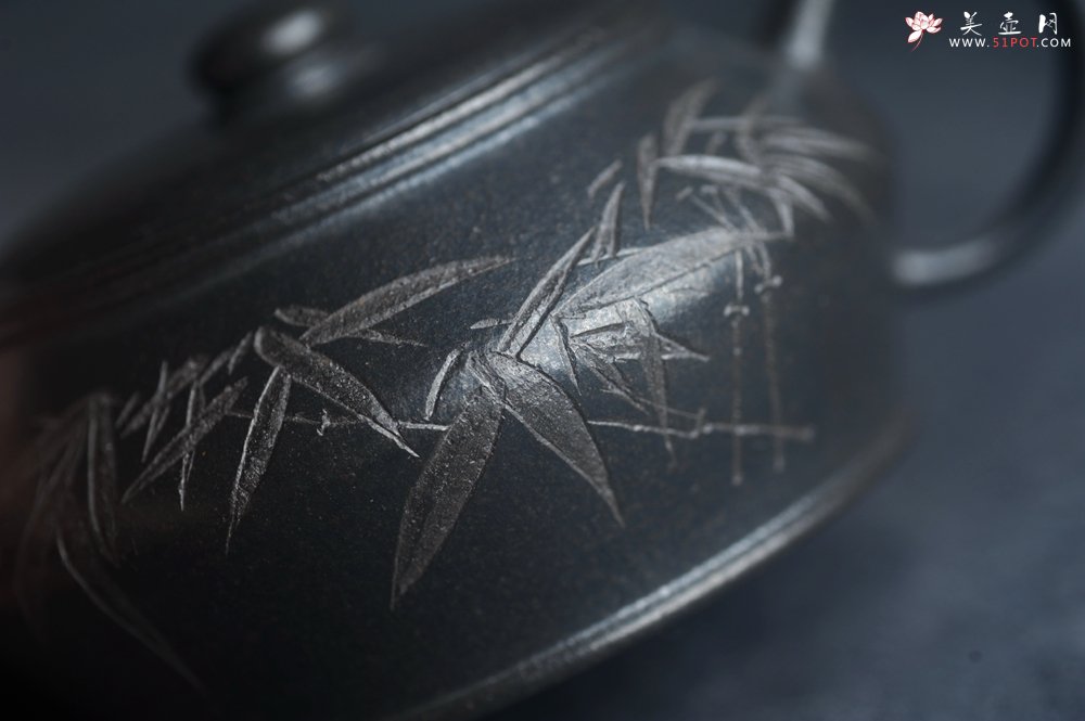 紫砂壶图片：美壶特惠 精品柴烧青灰泥卡盖虚扁紫砂壶刻竹特文气 - 美壶网