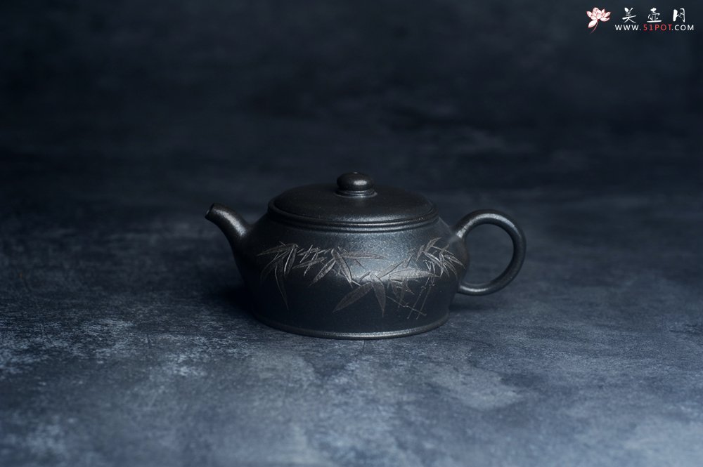 紫砂壶图片：美壶特惠 精品柴烧青灰泥卡盖虚扁紫砂壶刻竹特文气 - 美壶网