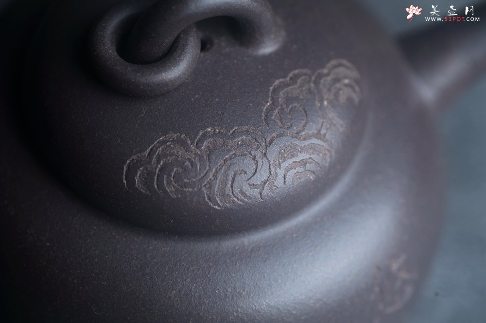 紫砂壶图片：美壶特惠 优质青灰泥精致祥云悠然紫砂壶 茶人醉爱 - 美壶网