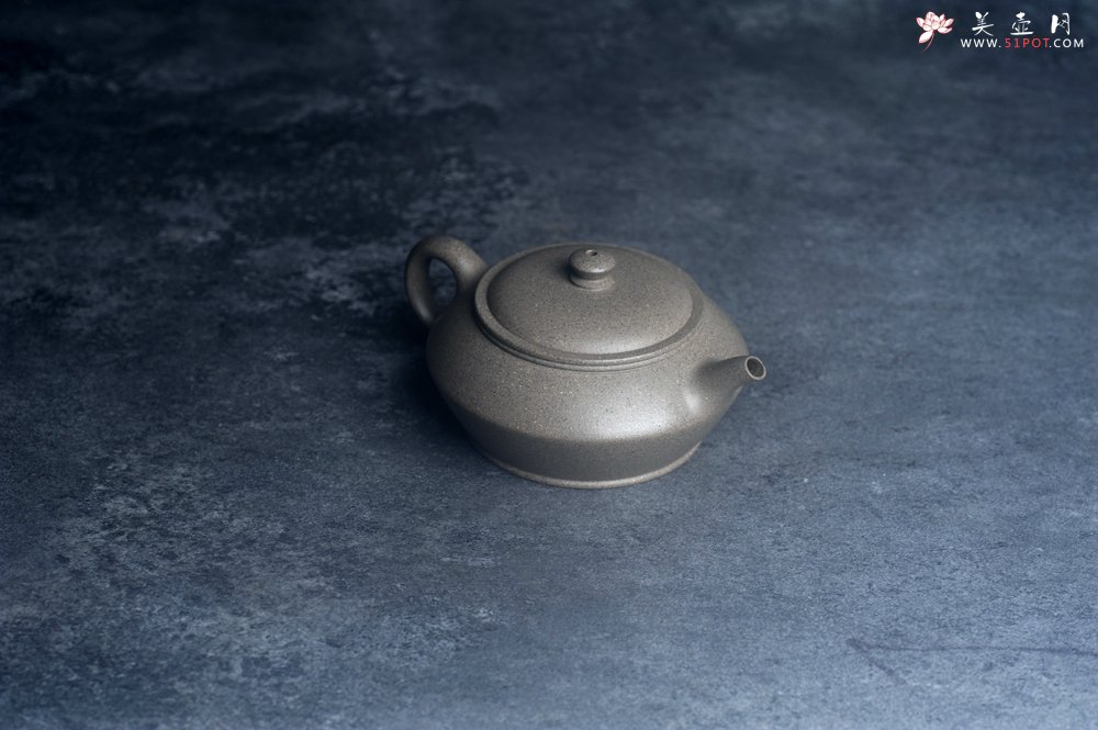 紫砂壶图片：美壶特惠 特好芝麻绿泥小虚扁壶 茶人醉爱 - 美壶网