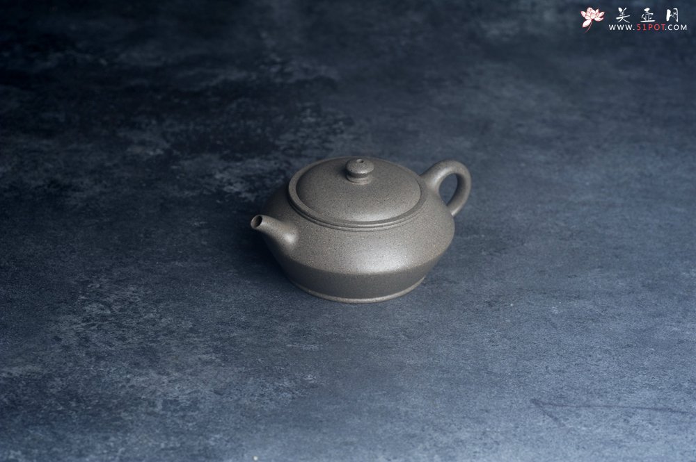 紫砂壶图片：美壶特惠 特好芝麻绿泥小虚扁壶 茶人醉爱 - 美壶网