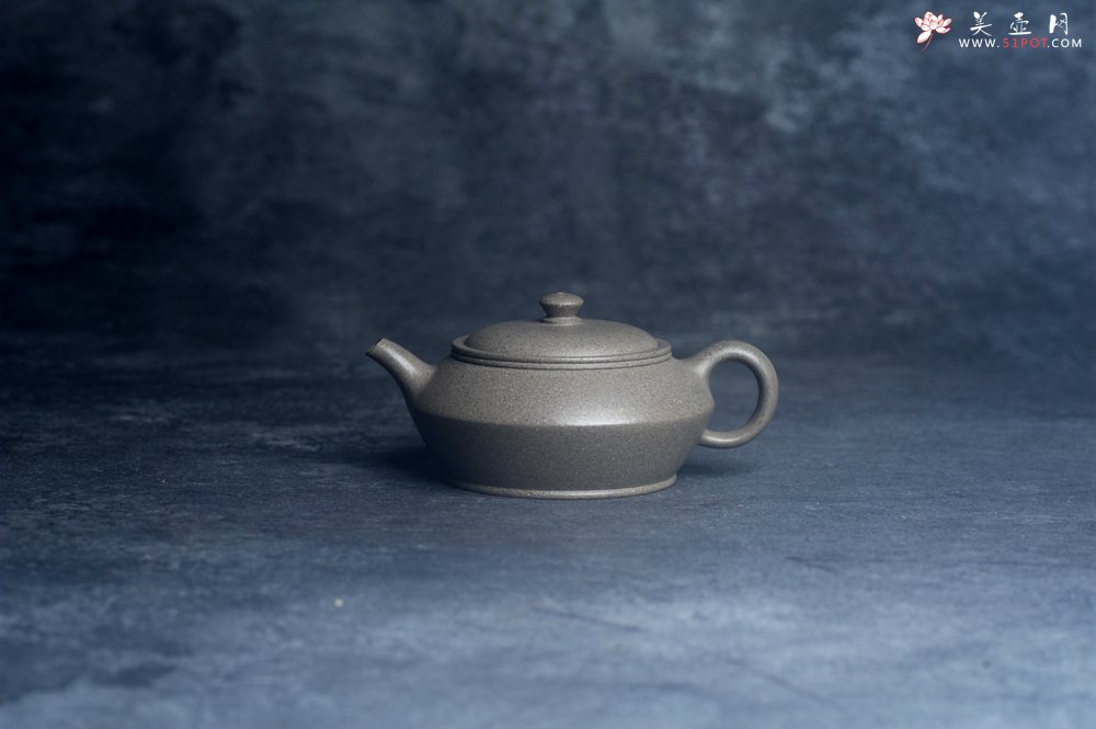 紫砂壶图片：美壶特惠 特好芝麻绿泥小虚扁壶 茶人醉爱 - 美壶网