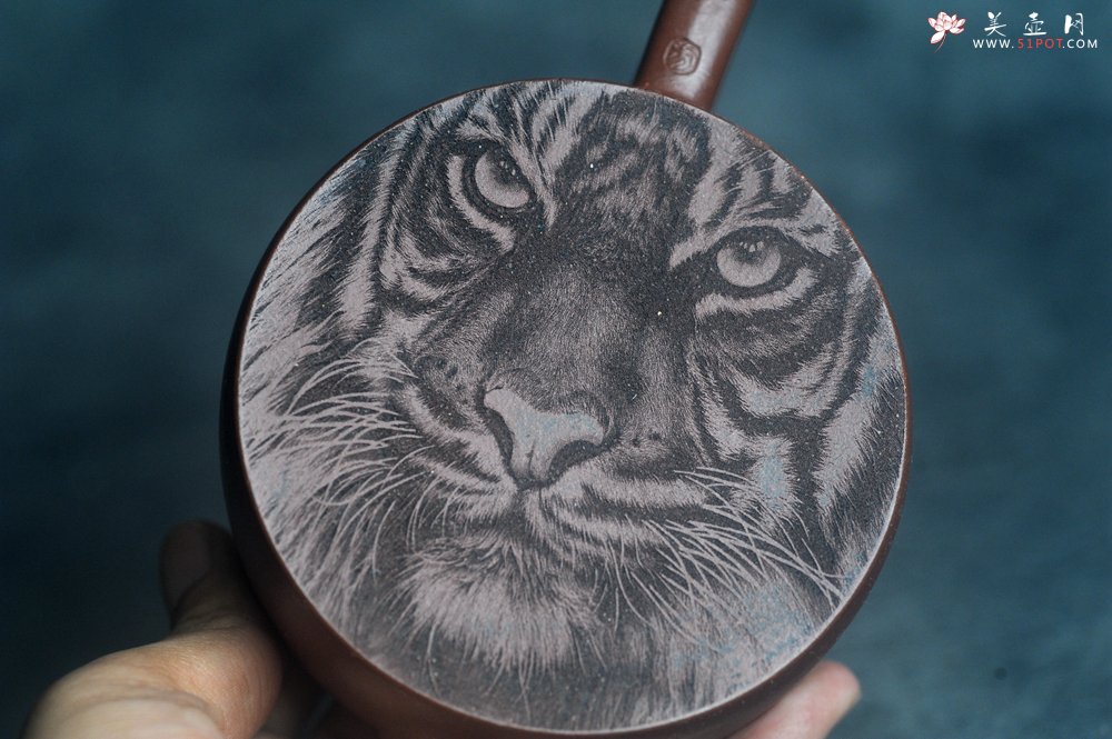 紫砂壶图片：美壶特惠 手工手制紫砂壶特好底槽青假山汉瓦壶 底部刻老虎 栩栩如生 茶壶 茶具 单壶 - 美壶网